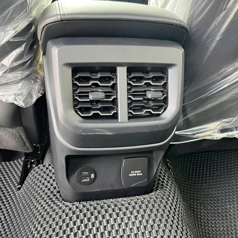 cửa gió điều hoà phía sau xe Ranger Raptor màu Trắng